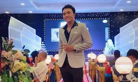 Cựu ca sĩ gác micro, chọn áo thợ cơ khí