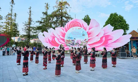 DIỄU HÀNH CARNAVAL THỔ CẨM TÂY BẮC: HÀNH TRÌNH LAN TỎA BẢN SẮC VĂN HÓA DÂN TỘC
