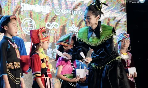 Hành trình "Bước chân trên rẻo cao" của Đạo diễn Phương Anh Đinh gây xúc động mạnh tại "9 Fashion Show"