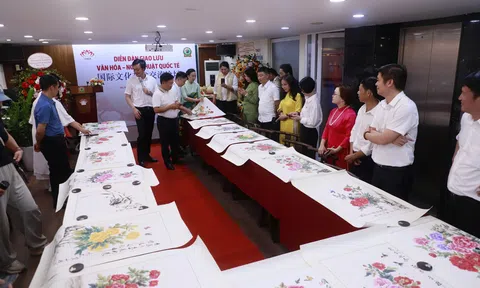 Triển lãm tranh hoa mẫu đơn "hớp hồn" giới mộ điệu tại Diễn đàn Văn hóa Quốc Tế 2025