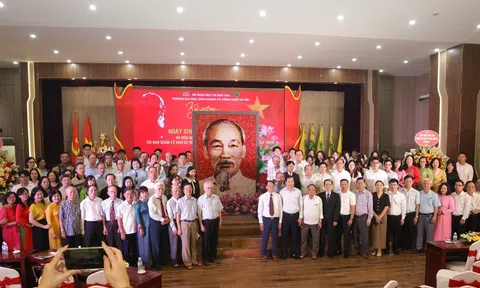 Trường Đại học Kinh doanh và Công nghệ Hà Nội long trọng kỷ niệm 135 năm ngày sinh Chủ tịch Hồ Chí Minh và đón nhận bức chân dung Bác Hồ do Khu Di tích trao tặng