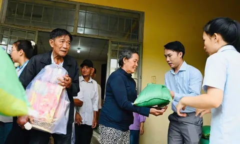 Công ty Cổ phần Dệt TQT phối hợp xã Mỹ Yên trao 100 phần quà Tết cho gia đình chính sách và hộ khó khăn