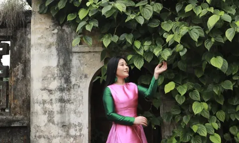 NSƯT Hương Giang trong trang phục của NTK Thạch Linh