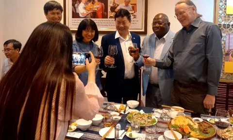 Giới thiệu đặc sản Việt Nam tới Đại sứ cộng hoà Siera Leon tại Nhà hàng Quả Trám